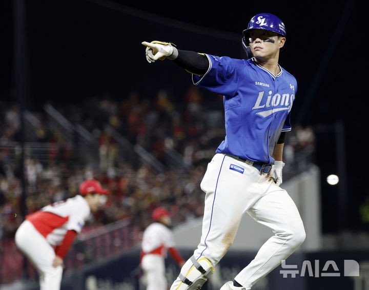 First Stage Text Font Samsung’s Ryu Ji-hyuk hits a go-ahead two-run homer in Game 3…First ...